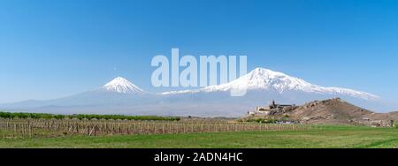 Khor Virap monastero sullo sfondo del monte Ararat in Armenia, lunga vasta banner Foto Stock