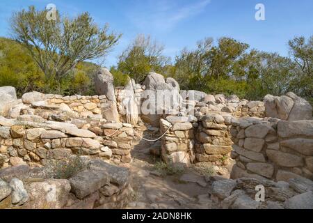 Sito archeologico di Lu Brandali nuraghe, i resti di una pietra a secco rotonda torre megalitica, Santa Teresa di Gallura, Capo Testa, Sardegna, Italia. Foto Stock