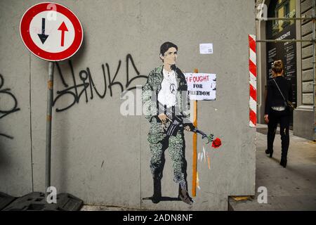 Pasta-up illustrazione "Io ho combattuto per la libertà" dagli italiani artista di strada Tvboy su un muro nel centro storico di Firenze, Toscana, Italia Foto Stock