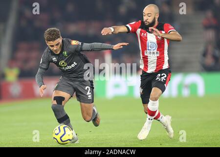 SOUTHAMPTON, Inghilterra - dicembre 4th Norwich City defender Max Aarons battaglie con il Southampton centrocampista Nathan Redmond durante il match di Premier League tra Southampton e Norwich City presso il St Mary's Stadium, Southampton il Mercoledì 4 dicembre 2019. (Credit: Jon Bromley | MI News) solo uso editoriale Credito: MI News & Sport /Alamy Live News Foto Stock