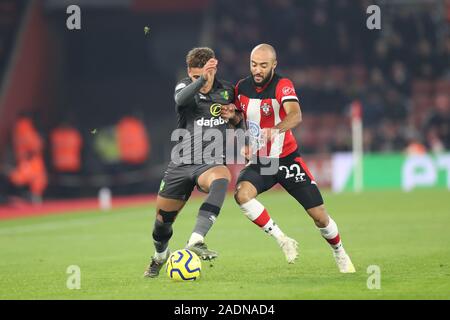 SOUTHAMPTON, Inghilterra - dicembre 4th Norwich City defender Max Aarons battaglie con il Southampton centrocampista Nathan Redmond durante il match di Premier League tra Southampton e Norwich City presso il St Mary's Stadium, Southampton il Mercoledì 4 dicembre 2019. (Credit: Jon Bromley | MI News) solo uso editoriale Credito: MI News & Sport /Alamy Live News Foto Stock