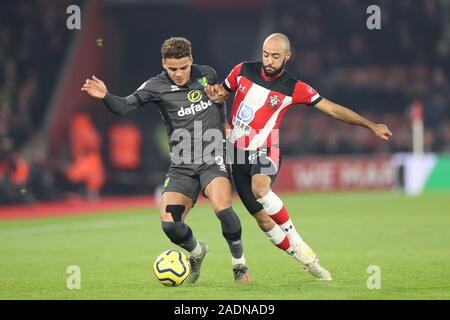 SOUTHAMPTON, Inghilterra - dicembre 4th Norwich City defender Max Aarons battaglie con il Southampton centrocampista Nathan Redmond durante il match di Premier League tra Southampton e Norwich City presso il St Mary's Stadium, Southampton il Mercoledì 4 dicembre 2019. (Credit: Jon Bromley | MI News) solo uso editoriale Credito: MI News & Sport /Alamy Live News Foto Stock