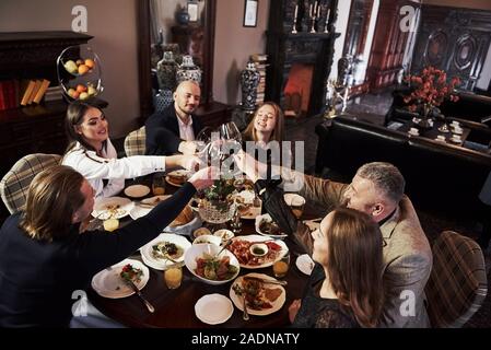 Ognuno è felice. Amici di Famiglia con bel tempo in bella il lusso moderno ristorante Foto Stock