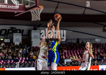 Venezia, Italia, 04 dic 2019, brionna jones di zvvz usk praha in azione con avete steinberga dell'umana reyer venezia durante Reyer Venezia vs ZVVZ USK Praha - Eurolega di Basket campionato delle donne - Credit: LPS/Mattia Radoni/Alamy Live News Foto Stock