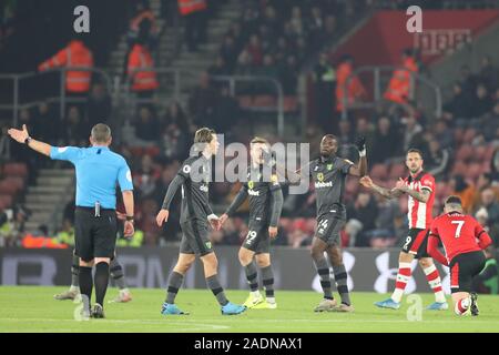 SOUTHAMPTON, Inghilterra - dicembre 4th Norwich City centrocampista Ibrahim Amadou reagisce a una decisione dell'Arbitro amico Kevin durante il match di Premier League tra Southampton e Norwich City presso il St Mary's Stadium, Southampton il Mercoledì 4 dicembre 2019. (Credit: Jon Bromley | MI News) solo uso editoriale Credito: MI News & Sport /Alamy Live News Foto Stock