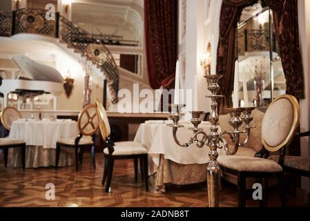 Interno del ristorante di lusso in vintage stile aristocratico con pianoforte sul palco Foto Stock