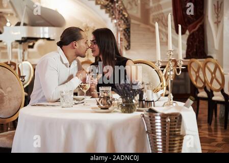 Momento atteso. Bella giovane hanno una romantica cena in ristorante di lusso al tempo della sera Foto Stock