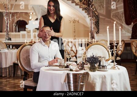 Io sono qui, la speranza non hai aspettato a lungo. Bella giovane hanno una romantica cena in ristorante di lusso al tempo della sera Foto Stock