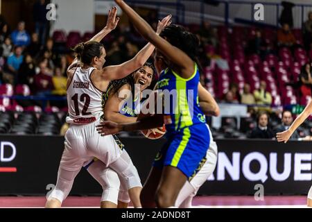 Venezia, Italia. 4° dic, 2019. brionna jones di zvvz usk praha in azione con avete steinberga dellÃ¢â'¬â"¢umana reyer veneziaduring Reyer Venezia vs ZVVZ USK Praha, Eurolega di Basket campionato delle donne a Venezia, Italia, Dicembre 04 2019 - LPS/Mattia Radoni Credito: Mattia Radoni/LP/ZUMA filo/Alamy Live News Foto Stock