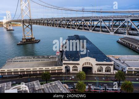 Pier 24 galleria di fotografia (e Pier 26), Embarcadero, San Francisco, CA, Stati Uniti d'America Foto Stock