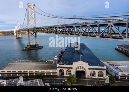 Pier 24 galleria di fotografia (e Pier 26), Embarcadero, San Francisco, CA, Stati Uniti d'America Foto Stock