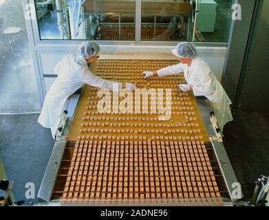 Controllo di qualità di lavoratore ordina tramite una sub-standard momenti  biscotti al Delacre biscotto fabbrica di produzione in Lambermont Foto  stock - Alamy