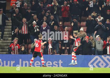 SOUTHAMPTON, Inghilterra - dicembre 4th Southampton avanti Danny Ings festeggia dopo aver segnato il loro primo obiettivo durante il match di Premier League tra Southampton e Norwich City presso il St Mary's Stadium, Southampton il Mercoledì 4 dicembre 2019. (Credit: Jon Bromley | MI News) solo uso editoriale Credito: MI News & Sport /Alamy Live News Foto Stock