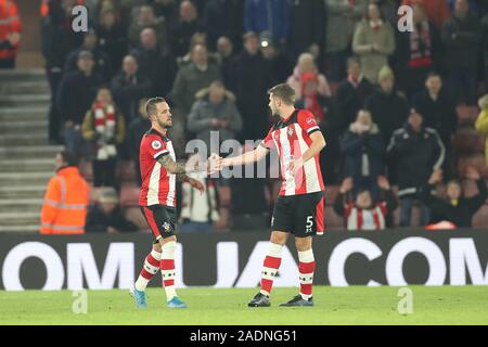 SOUTHAMPTON, Inghilterra - dicembre 4th Southampton avanti Danny Ings celebra con Jack Stephens dopo aver segnato il loro primo obiettivo durante il match di Premier League tra Southampton e Norwich City presso il St Mary's Stadium, Southampton il Mercoledì 4 dicembre 2019. (Credit: Jon Bromley | MI News) solo uso editoriale Credito: MI News & Sport /Alamy Live News Foto Stock