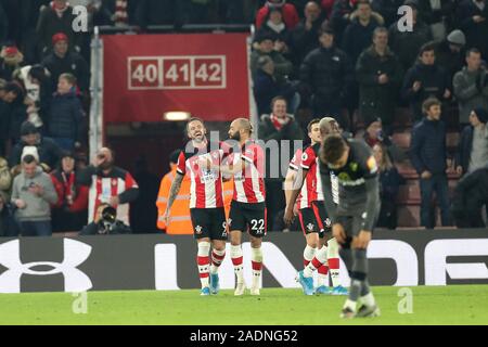 SOUTHAMPTON, Inghilterra - dicembre 4th Southampton avanti Danny Ings celebra con Nathan Redmond dopo aver segnato il loro primo obiettivo durante il match di Premier League tra Southampton e Norwich City presso il St Mary's Stadium, Southampton il Mercoledì 4 dicembre 2019. (Credit: Jon Bromley | MI News) solo uso editoriale Credito: MI News & Sport /Alamy Live News Foto Stock