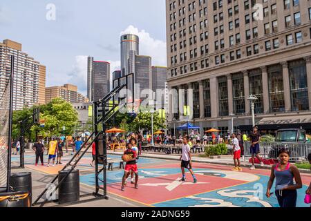 DETROIT, Stati Uniti d'America - 8 agosto 2018: American ragazzi che giocano a basket nel centro della citta'. Foto Stock