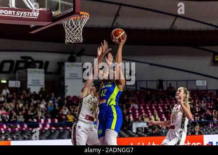 Venezia, Italia. 4° dic, 2019. brionna jones di zvvz usk praha in azione con avete steinberga dellÃ¢â'¬â"¢umana reyer veneziaduring Reyer Venezia vs ZVVZ USK Praha, Eurolega di Basket campionato delle donne a Venezia, Italia, Dicembre 04 2019 - LPS/Mattia Radoni Credito: Mattia Radoni/LP/ZUMA filo/Alamy Live News Foto Stock