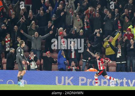 SOUTHAMPTON, Inghilterra - dicembre 4th Southampton avanti Danny Ings festeggia dopo aver segnato il loro primo obiettivo durante il match di Premier League tra Southampton e Norwich City presso il St Mary's Stadium, Southampton il Mercoledì 4 dicembre 2019. (Credit: Jon Bromley | MI News) solo uso editoriale Credito: MI News & Sport /Alamy Live News Foto Stock