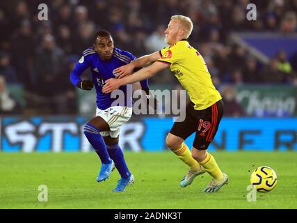 Il Leicester City's Ricardo Pereira (sinistra) e Watford's sarà battaglia Hughes per la palla durante il match di Premier League al King Power Stadium, Leicester. Foto Stock