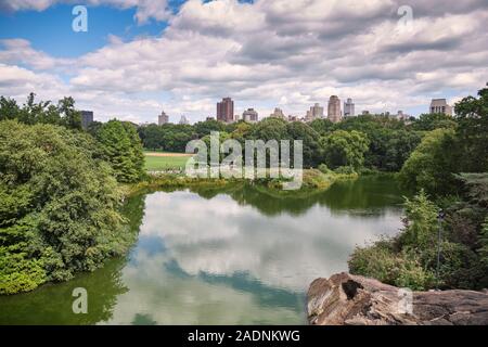 Il lago visto dal Castello del Belvedere a Central Park di New York City, Stati Uniti d'America Foto Stock