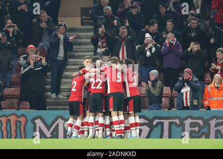 SOUTHAMPTON, Inghilterra - dicembre 4th Southampton avanti Danny Ings celebra con i suoi compagni di squadra il loro primo obiettivo durante il match di Premier League tra Southampton e Norwich City presso il St Mary's Stadium, Southampton il Mercoledì 4 dicembre 2019. (Credit: Jon Bromley | MI News) solo uso editoriale Credito: MI News & Sport /Alamy Live News Foto Stock