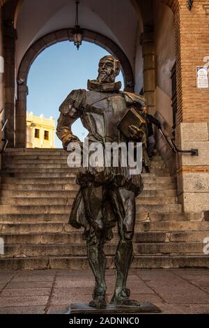 Statua di Miguel Cervantes all'entrata di Toledo, Spagna Foto Stock