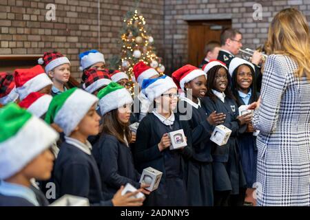 Londra, Regno Unito. 04 dicembre, 2019. Stati Uniti La First Lady Melania Trump mani essere migliori ornamenti Natale agli studenti da Baden Powell Scuola primaria durante una visita all'Esercito della Salvezza Clapton Center Dicembre 4, 2019 a Londra, Regno Unito. Credito: Andrea Hanks/Planetpix/Alamy Live News Foto Stock