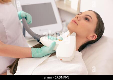 Viso di donna avente necessità di rimozione dei capelli del laser procedura Foto Stock