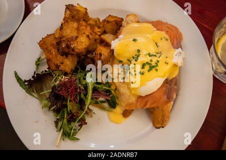 Salmone Benedetto colazione al latte Bar e Bistro, Barcellona, Spagna Foto Stock