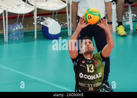 Perugia, Italia, 04 dic 2019, massimo colaci (n.13 libero sir safety conad perugia) impostata durante il Sir Sicoma Monini Perugia vs Benfica Lisbona - Griglia Champions League campionato Gli uomini - Credit: LPS/Loris Cerquiglini/Alamy Live News Foto Stock