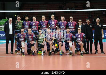 Perugia, Italia. 04 Dic, 2019. line up sir sicoma monini perugia durante il Sir Sicoma Monini Perugia vs Benfica Lisbona, Griglia Champions League campionato Gli uomini a Perugia, Italia, Dicembre 04 2019 Credit: Indipendente Agenzia fotografica/Alamy Live News Foto Stock
