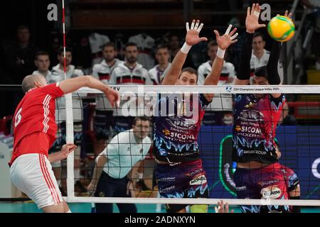 Perugia, Italia. 04 Dic, 2019. Luca gasper hugo fernando (n8 benfica lisboa) spike sir a un blocco durante il Sir Sicoma Monini Perugia vs Benfica Lisbona, Griglia Champions League campionato Gli uomini a Perugia, Italia, Dicembre 04 2019 Credit: Indipendente Agenzia fotografica/Alamy Live News Foto Stock