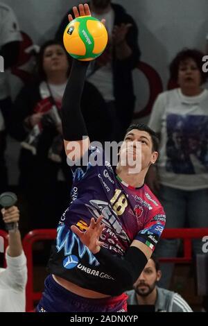 Perugia, Italia. 04 Dic, 2019. mirko podrascanin (n.18 centrale di sicurezza sir conad perugia) sul servizio durante la Sir Sicoma Monini Perugia vs Benfica Lisbona, Griglia Champions League campionato Gli uomini a Perugia, Italia, Dicembre 04 2019 Credit: Indipendente Agenzia fotografica/Alamy Live News Foto Stock
