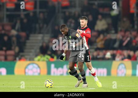 SOUTHAMPTON, Inghilterra - dicembre 4th Norwich City centrocampista Ibrahim Amadou battaglie con il Southampton in avanti Shane a lungo durante il match di Premier League tra Southampton e Norwich City presso il St Mary's Stadium, Southampton il Mercoledì 4 dicembre 2019. (Credit: Jon Bromley | MI News) solo uso editoriale Credito: MI News & Sport /Alamy Live News Foto Stock