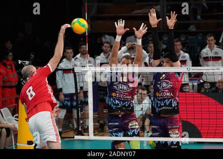 Perugia, Italia. 04 Dic, 2019. Luca gasper hugo fernando (n8 benfica lisboa) spike durante il Sir Sicoma Monini Perugia vs Benfica Lisbona, Griglia Champions League campionato Gli uomini a Perugia, Italia, Dicembre 04 2019 Credit: Indipendente Agenzia fotografica/Alamy Live News Foto Stock