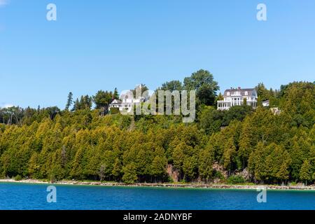 Visualizza case vacanza sull isola di Mackinac, da una barca sul Lago Huron, Michigan, Stati Uniti d'America. Foto Stock