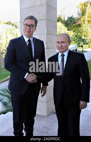 Sochi, Russia. 04 dicembre, 2019. Il presidente russo Vladimir Putin, destra accoglie il Presidente serbo Aleksandar Vucic per un incontro bilaterale tenutosi presso la residenza a Cape Idokopas Dicembre 4, 2019 in Sochi, Russia. Credito: Mikhaël Klimentyev Cremlino/Piscina/Alamy Live News Foto Stock