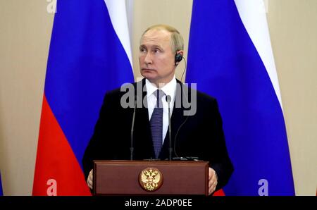 Sochi, Russia. 04 dicembre, 2019. Il presidente russo Vladimir Putin durante una conferenza stampa congiunta con il presidente serbo Aleksandar Vucic presso la residenza a Cape Idokopas Dicembre 4, 2019 in Sochi, Russia. Credito: Mikhaël Klimentyev Cremlino/Piscina/Alamy Live News Foto Stock