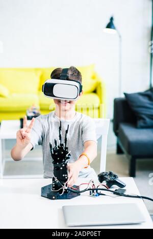 Overjoyed ragazzo intelligente con i suoi occhiali VR Foto Stock