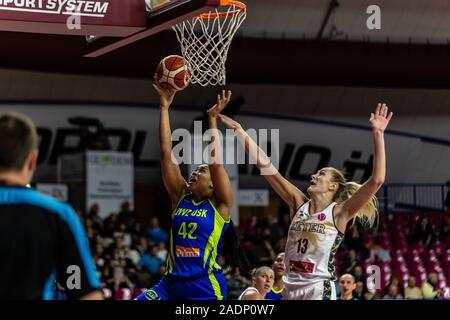 Brionna jones di zvvz usk praha in azione con gintare petronyte dellâ€™umana reyer venezia durante Reyer Venezia vs ZVVZ USK Praha, Eurolega di Basket campionato delle donne a Venezia, Italia, Dicembre 04 2019 Foto Stock