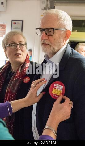 Mansfield, Nottinghamshire, Inghilterra, Regno Unito.,4 dicembre, 2019. Leader laburista Jeremy Corbyn (destra) intervenendo a un Partito Laburista campaign rally in Mansfield, Nottinghamshire nel supporto per Sonya Ward (sinistra) che è il partito laburista candidato parlamentare per il Mansfield durante il 2019 la campagna elettorale. Questa sede parlamentare che è stato vinto da Ben Bradley per il Partito Conservatore da uno stretto margine di voti 1,057 è uno dei principali motivi di battaglia tra le due parti principali della 12th. Dicembre elezione generale Credito: Alan Keith Beastall/Alamy Live News Foto Stock