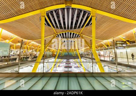 Madrid, Spagna - 21 Novembre 2019: Terminal 4 dell'aeroporto di Madrid Barajas (MAD) in Spagna. Foto Stock