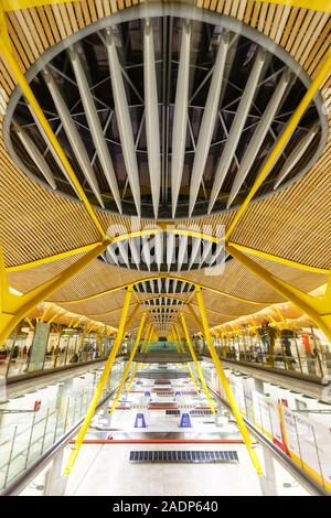 Madrid, Spagna - 21 Novembre 2019: Terminal 4 dell'aeroporto di Madrid Barajas (MAD) in Spagna. Foto Stock