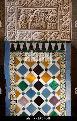 In stile moresco la decorazione di piastrelle ceramiche su una parete interna del palazzo dell'Alhambra di Granada, Andalusia, Spagna Foto Stock