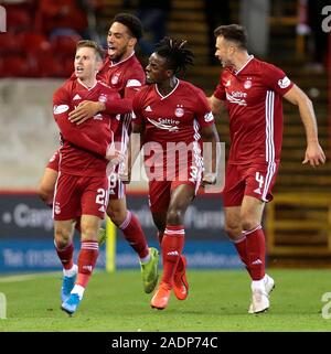 Jon AberdeenÕs Gallagher (sinistra) celebra il punteggio il loro primo obiettivo con compagni di squadra Zak Vyner, Greig Leigh e Andrew Considine durante la Premiership scozzese corrispondono a Pittodrie Stadium, Aberdeen. Foto Stock