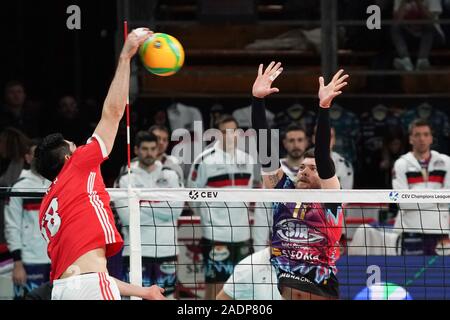 Perugia, Italia. 4° dic, 2019. aleixo andre' ryuma oto (N18 benfica lisboa) spikeduring Sir Sicoma Monini Perugia vs Benfica Lisbona, Griglia Champions League campionato Gli uomini a Perugia, Italia, Dicembre 04 2019 - LPS/Loris Cerquiglini Credito: Loris Cerquiglini/LP/ZUMA filo/Alamy Live News Foto Stock