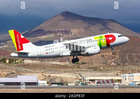 Tenerife, Spagna - 23 Novembre 2019: TAP Air Portugal Airbus A319 in aereo all'aeroporto di Tenerife Sud (TFS) in Spagna. Foto Stock