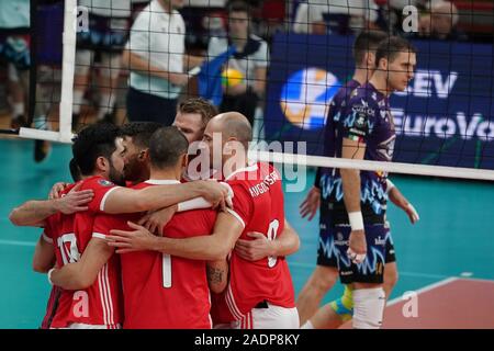 Perugia, Italia. 4° dic, 2019. benfica lisboa celebratesduring Sir Sicoma Monini Perugia vs Benfica Lisbona, Griglia Champions League campionato Gli uomini a Perugia, Italia, Dicembre 04 2019 - LPS/Loris Cerquiglini Credito: Loris Cerquiglini/LP/ZUMA filo/Alamy Live News Foto Stock