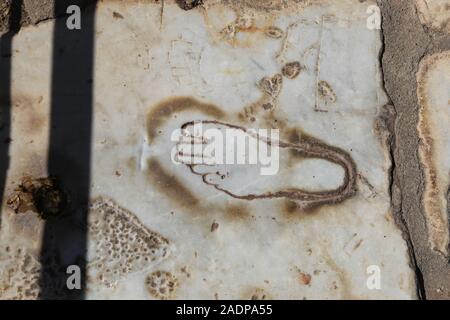 Footprint su marmo per la pubblicità del Bordello di Efeso, città di Izmir, Turchia Foto Stock