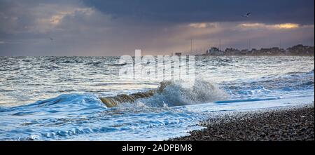 Aldeburgh fronte mare su una selvaggia gli inverni di giorno Foto Stock